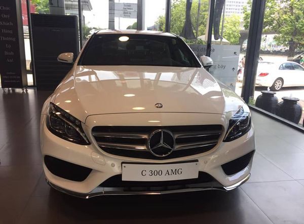 Cho thuê xe lái ngày Mercedes C300 AMG